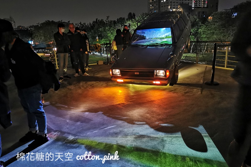 2021光影藝術節來了！國美館大門口滿滿火柴小人重現電玩情節滿滿童趣～
