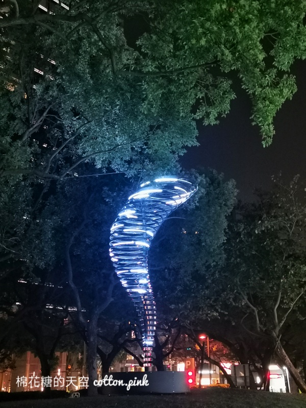 2021光影藝術節來了！國美館大門口滿滿火柴小人重現電玩情節滿滿童趣～