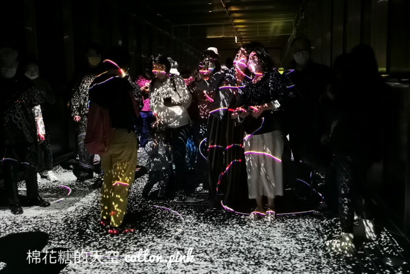 2021光影藝術節來了！國美館大門口滿滿火柴小人重現電玩情節滿滿童趣～