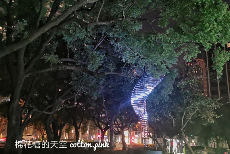 2021光影藝術節來了！國美館大門口滿滿火柴小人重現電玩情節滿滿童趣～