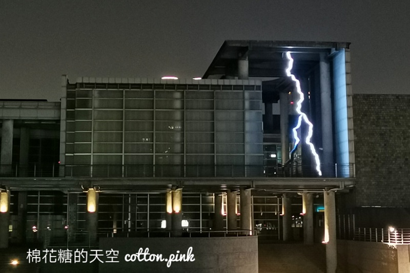 2021光影藝術節來了！國美館大門口滿滿火柴小人重現電玩情節滿滿童趣～