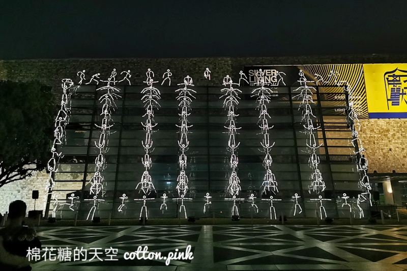 2021光影藝術節來了！國美館大門口滿滿火柴小人重現電玩情節滿滿童趣～