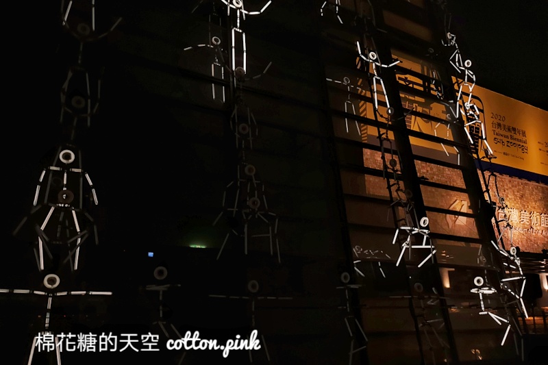 2021光影藝術節來了！國美館大門口滿滿火柴小人重現電玩情節滿滿童趣～