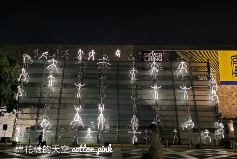 2021光影藝術節來了！國美館大門口滿滿火柴小人重現電玩情節滿滿童趣～