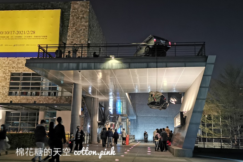 2021光影藝術節來了！國美館大門口滿滿火柴小人重現電玩情節滿滿童趣～