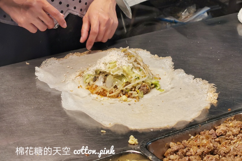 台中夜市人氣美食-紋綻潤餅在這裡不用排隊耶！加了秘方超特別～