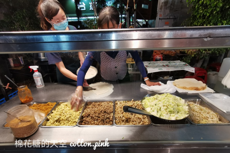 台中夜市人氣美食-紋綻潤餅在這裡不用排隊耶！加了秘方超特別～