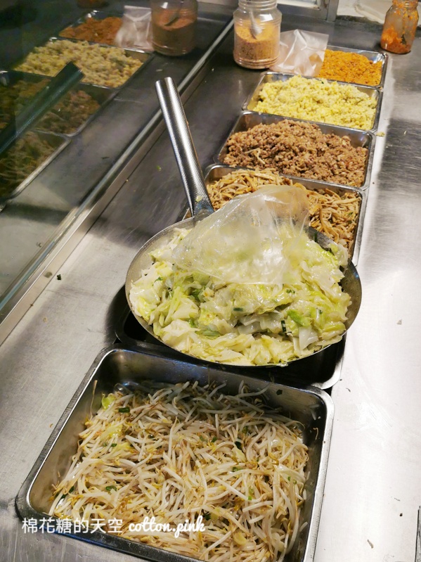 台中夜市人氣美食-紋綻潤餅在這裡不用排隊耶！加了秘方超特別～