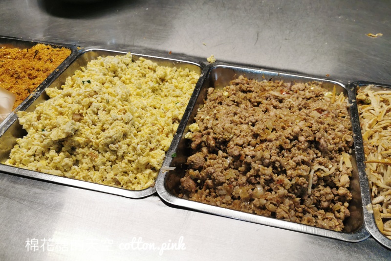 台中夜市人氣美食-紋綻潤餅在這裡不用排隊耶！加了秘方超特別～
