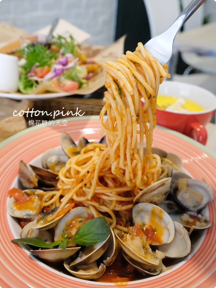 台中早午餐推薦|美術館周邊FUN輕鬆最新菜單供應中！大餐盤真的超大一盤啦～