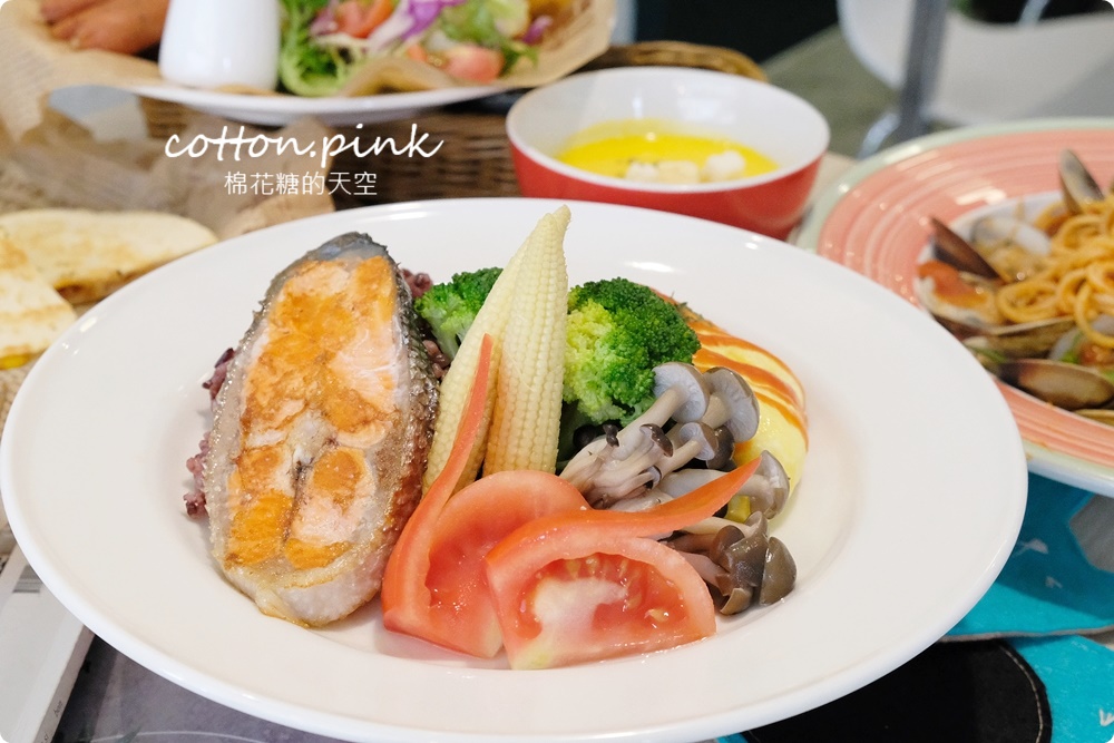 台中早午餐推薦|美術館周邊FUN輕鬆最新菜單供應中！大餐盤真的超大一盤啦～