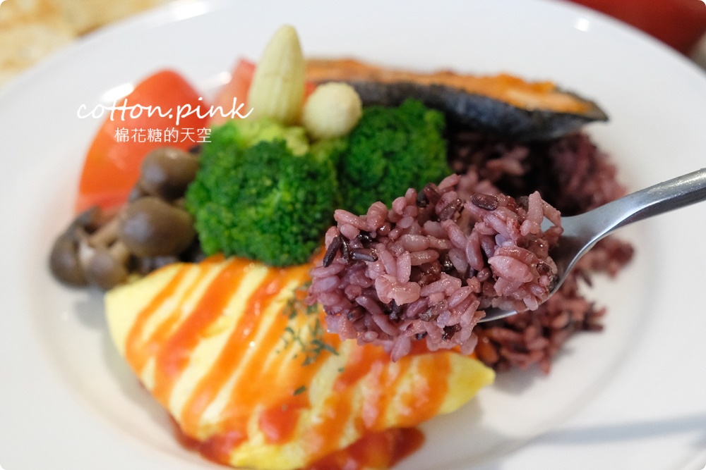 台中早午餐推薦|美術館周邊FUN輕鬆最新菜單供應中！大餐盤真的超大一盤啦～