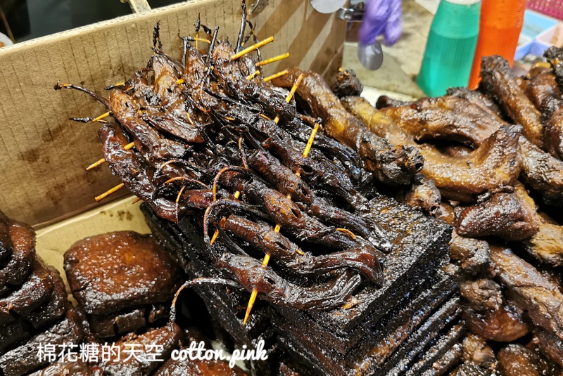 大慶夜市必吃!一開攤就爆人潮~魯到黑金大肥鵝東山鴨頭 大慶夜市必吃!一開攤就爆人潮~魯到黑金大肥鵝東山鴨頭