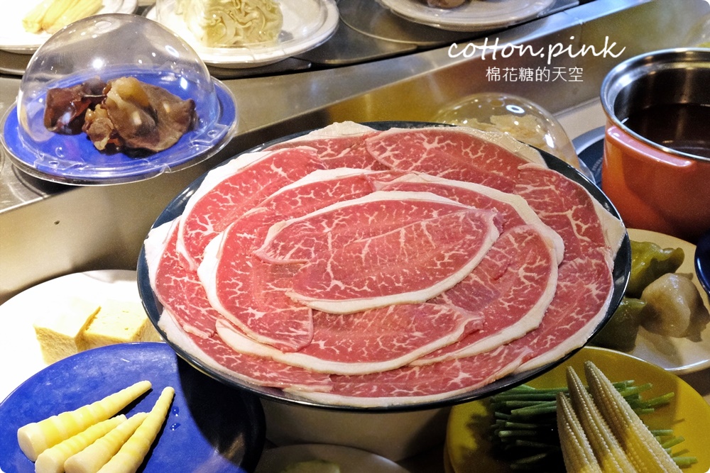 299起台中火鍋吃到飽～加價牛豬肉盤無限點更划算，街喜鍋各式蔬菜、火鍋料直接迴轉送到你面前