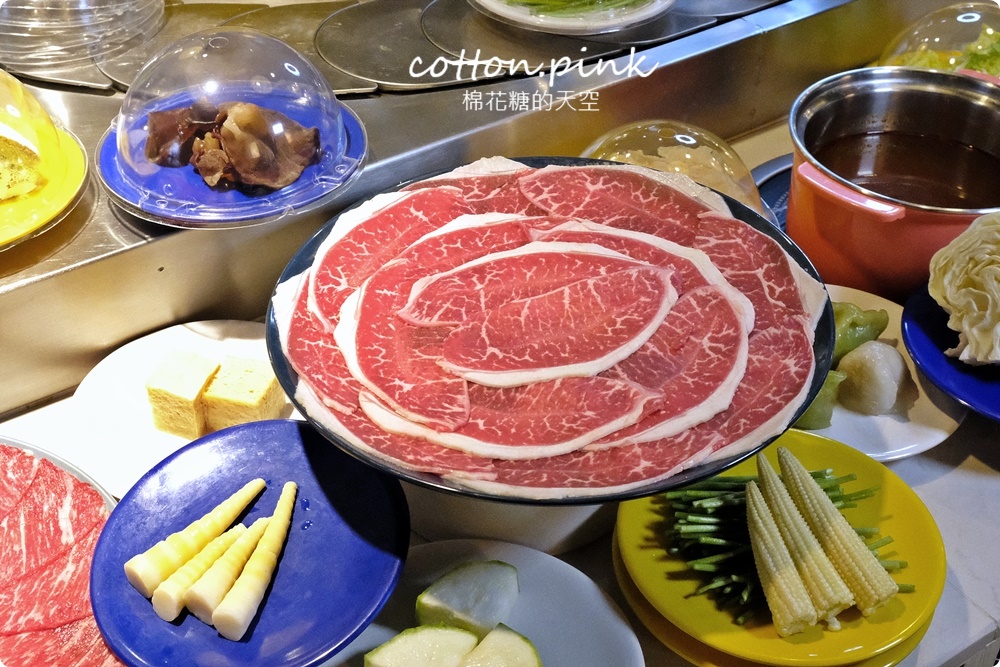 299起台中火鍋吃到飽～加價牛豬肉盤無限點更划算，街喜鍋各式蔬菜、火鍋料直接迴轉送到你面前