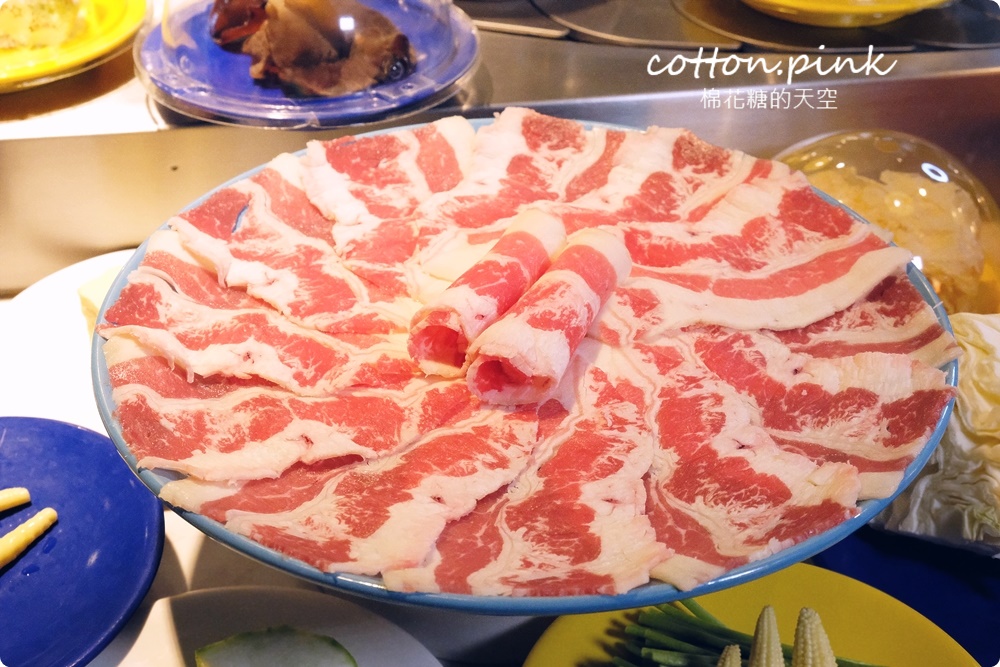 299起台中火鍋吃到飽～加價牛豬肉盤無限點更划算，街喜鍋各式蔬菜、火鍋料直接迴轉送到你面前