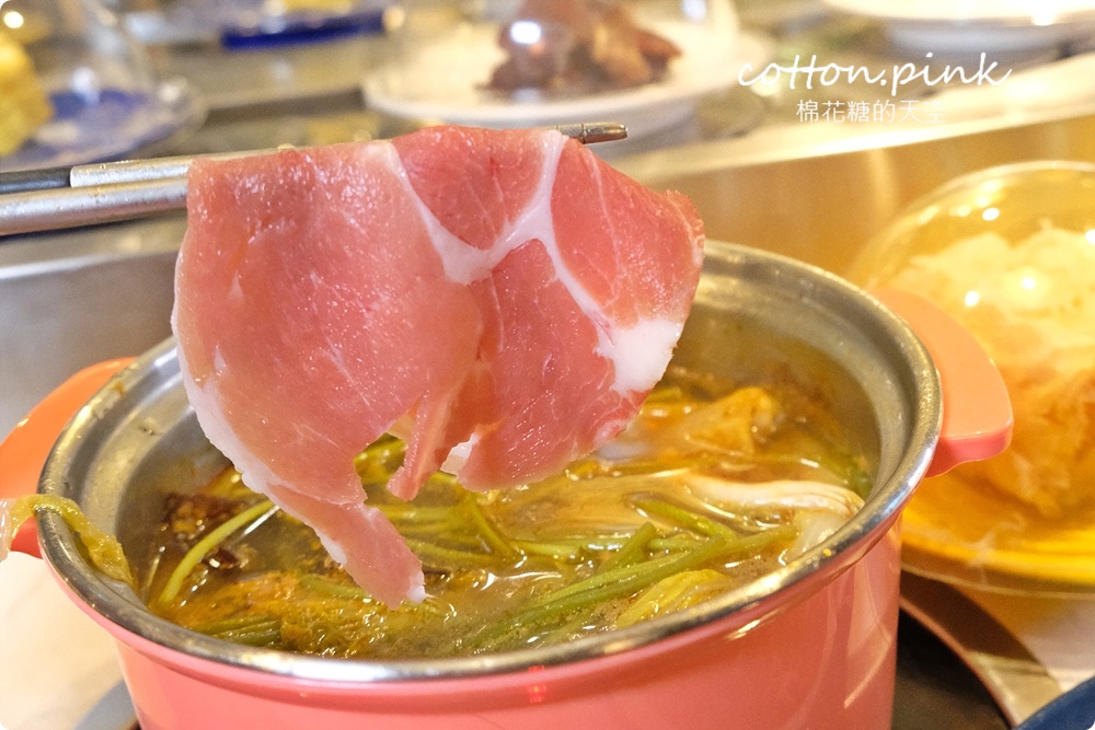 299起台中火鍋吃到飽～加價牛豬肉盤無限點更划算，街喜鍋各式蔬菜、火鍋料直接迴轉送到你面前