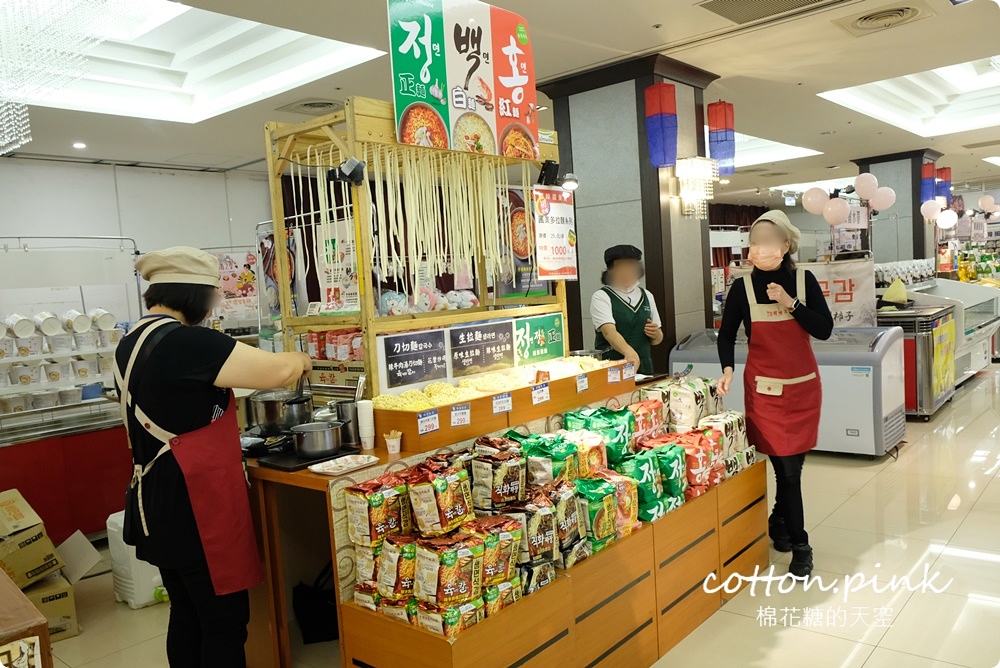 韓國街邊小吃重現！辣炒年糕、牽絲熱狗吃起來～爆漿蒜香包邪惡現烤不能錯過