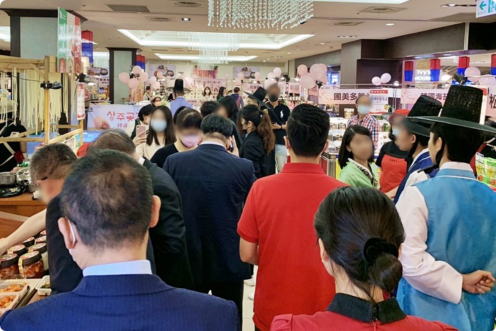 韓國街邊小吃重現！辣炒年糕、牽絲熱狗吃起來～爆漿蒜香包邪惡現烤不能錯過