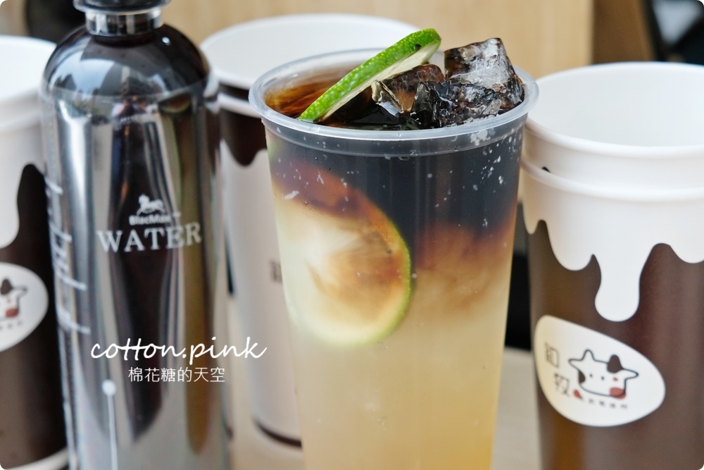 審計新村新亮點！超大牛奶盒賣飲料～嘉明鮮奶整罐加超氣派，獨家黑色綠茶超神秘