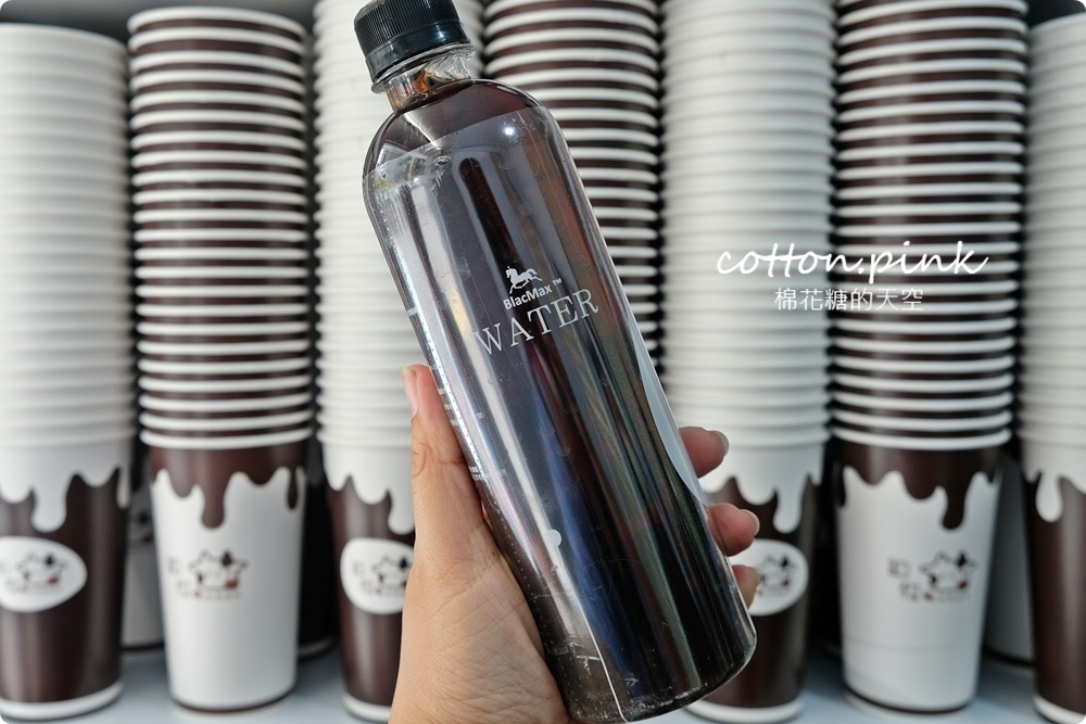 審計新村新亮點！超大牛奶盒賣飲料～嘉明鮮奶整罐加超氣派，獨家黑色綠茶超神秘