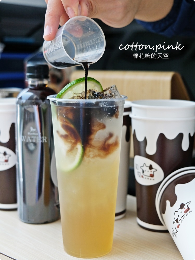 審計新村新亮點！超大牛奶盒賣飲料～嘉明鮮奶整罐加超氣派，獨家黑色綠茶超神秘