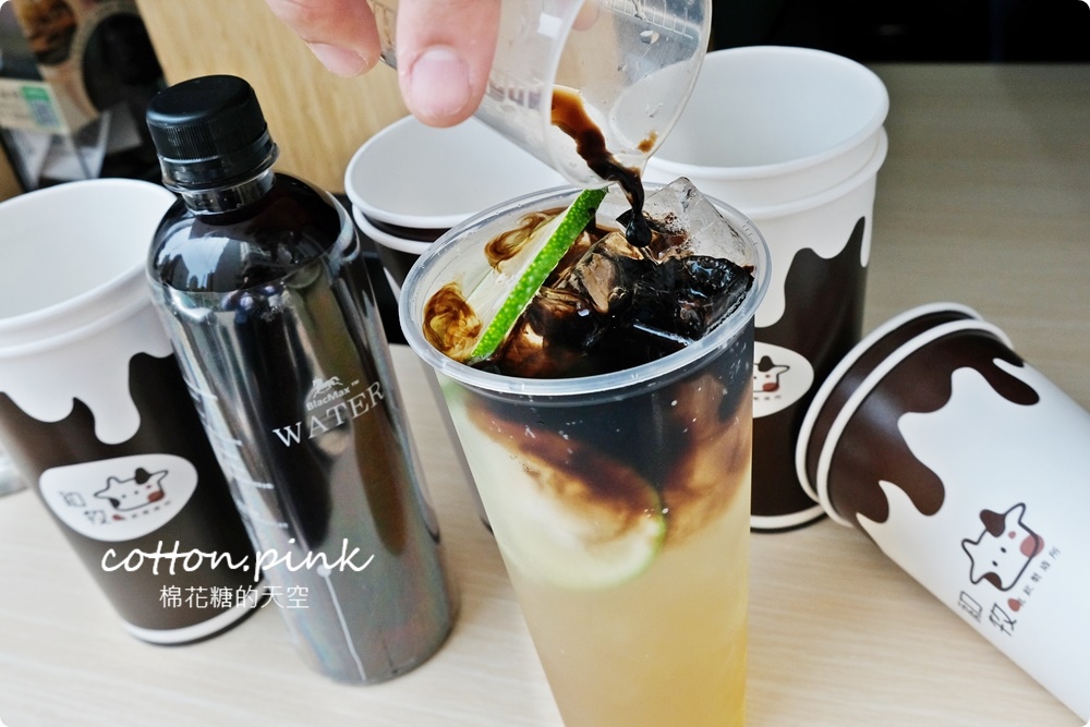 審計新村新亮點！超大牛奶盒賣飲料～嘉明鮮奶整罐加超氣派，獨家黑色綠茶超神秘