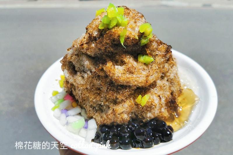 澎湖必吃仙草剉冰！假日想買紫玉仙草先有排隊的準備，完整配料看這篇～