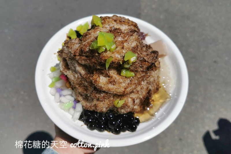澎湖必吃仙草剉冰！假日想買紫玉仙草先有排隊的準備，完整配料看這篇～