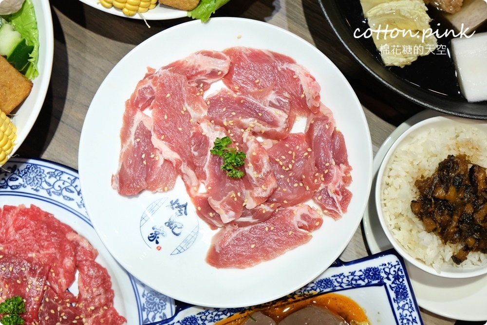 台中少見厚厚手切肉火鍋！搭配佛跳牆湯頭超好料～吃過炩妃家就回不去了！