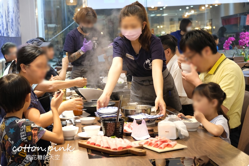 台中少見厚厚手切肉火鍋！搭配佛跳牆湯頭超好料～吃過炩妃家就回不去了！