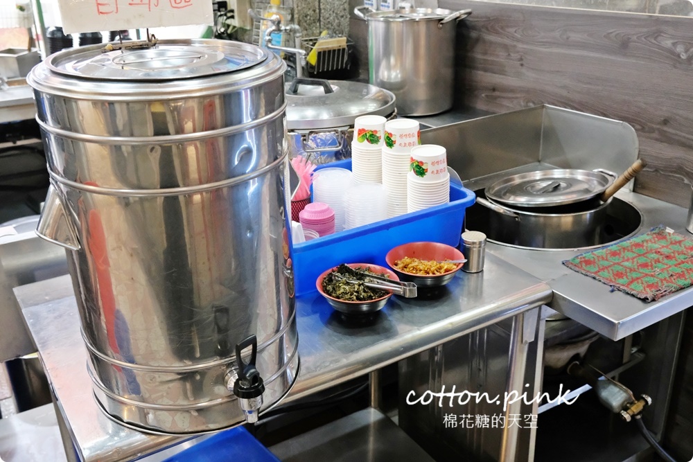 台中第一名爌肉飯店名超狂！店裡只賣三種口味便當～滿滿肥肉魯肉飯吃起來竟然不膩口！