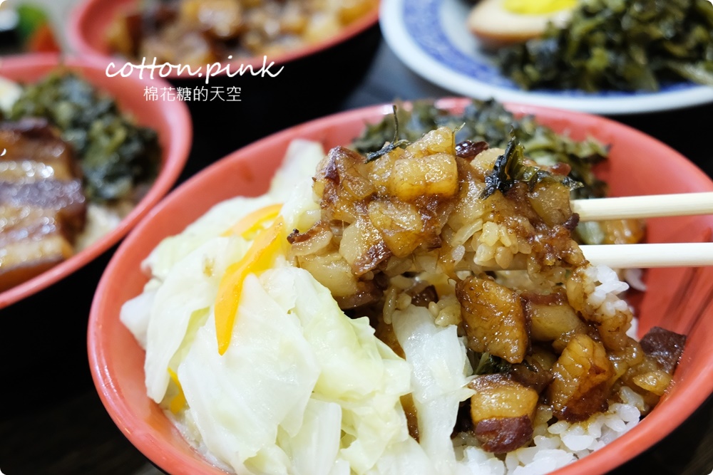 台中第一名爌肉飯店名超狂！店裡只賣三種口味便當～滿滿肥肉魯肉飯吃起來竟然不膩口！