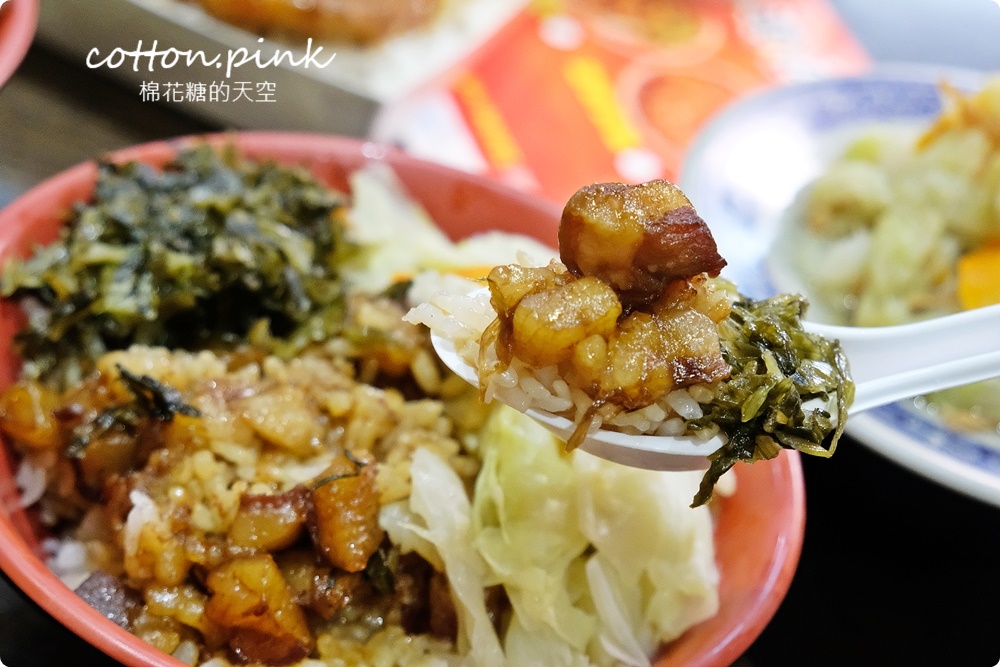 台中第一名爌肉飯店名超狂!店裡只賣三種口味便當~滿滿肥肉魯肉飯吃起來竟然不膩口! 台中第一名爌肉飯店名超狂!店裡只賣三種口味便當~滿滿肥肉魯肉飯吃起來竟然不膩口!