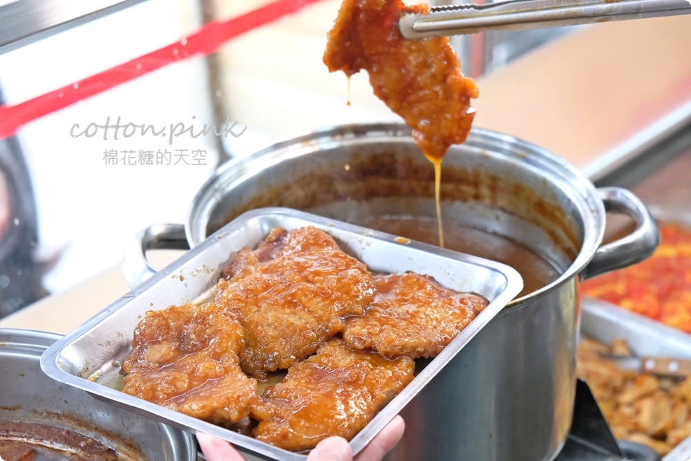 台中第一名爌肉飯店名超狂！店裡只賣三種口味便當～滿滿肥肉魯肉飯吃起來竟然不膩口！