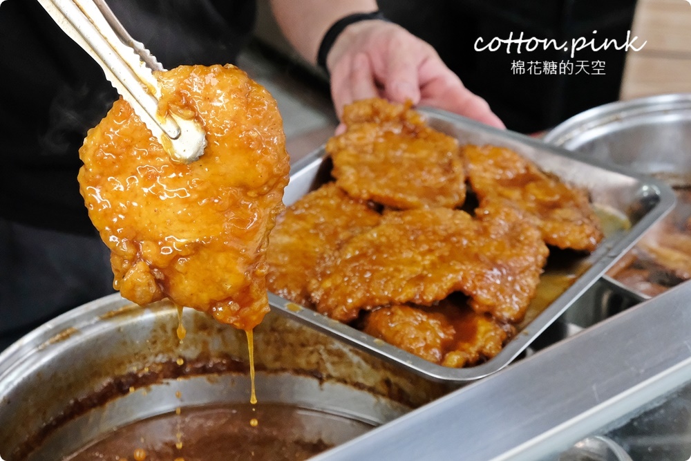 台中第一名爌肉飯店名超狂！店裡只賣三種口味便當～滿滿肥肉魯肉飯吃起來竟然不膩口！
