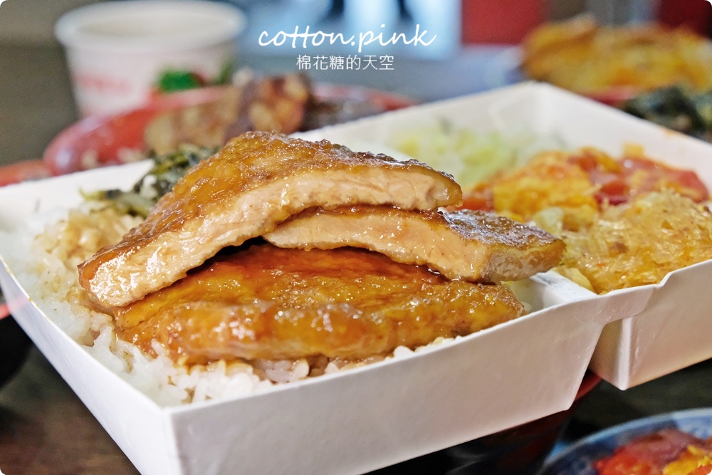 台中第一名爌肉飯店名超狂！店裡只賣三種口味便當～滿滿肥肉魯肉飯吃起來竟然不膩口！