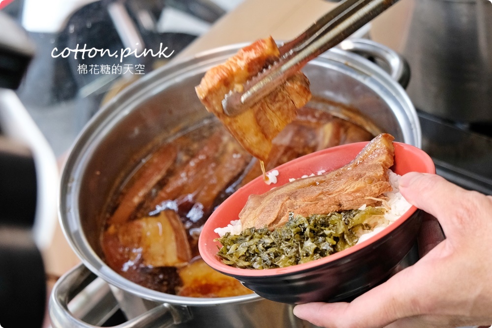 台中第一名爌肉飯店名超狂！店裡只賣三種口味便當～滿滿肥肉魯肉飯吃起來竟然不膩口！