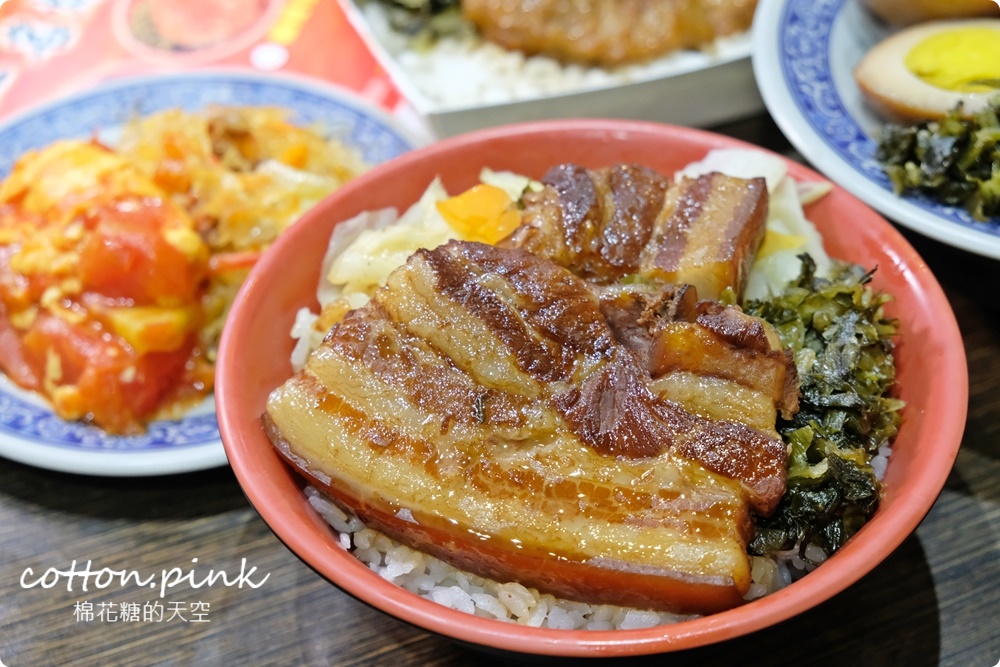 台中第一名爌肉飯店名超狂！店裡只賣三種口味便當～滿滿肥肉魯肉飯吃起來竟然不膩口！
