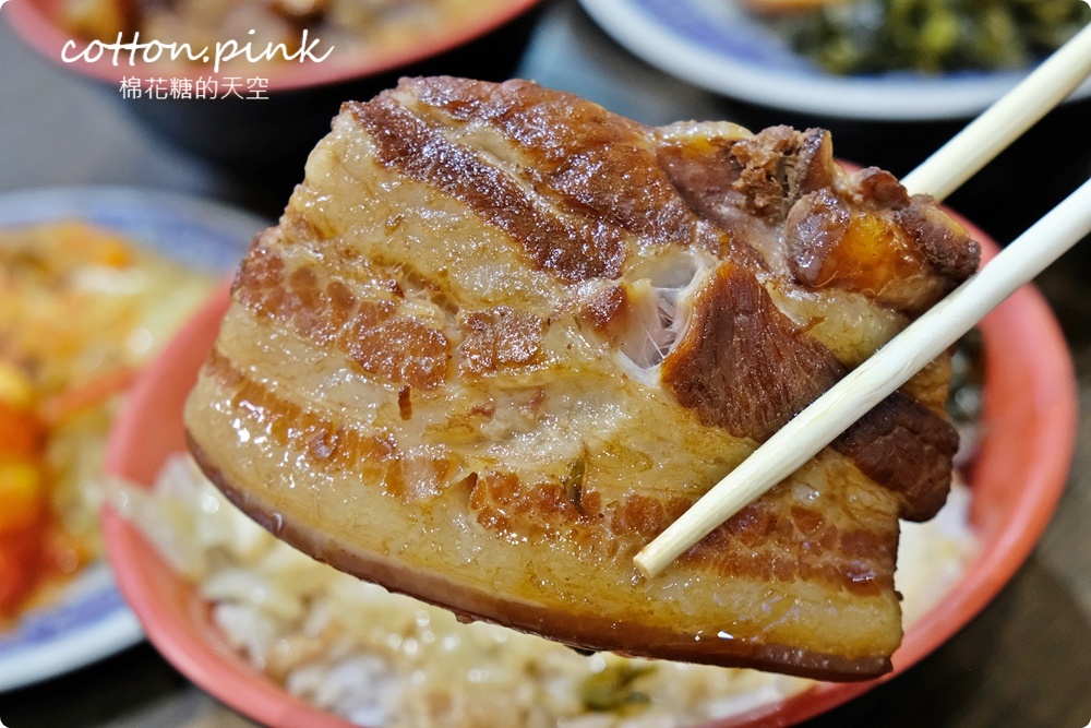 台中第一名爌肉飯店名超狂！店裡只賣三種口味便當～滿滿肥肉魯肉飯吃起來竟然不膩口！