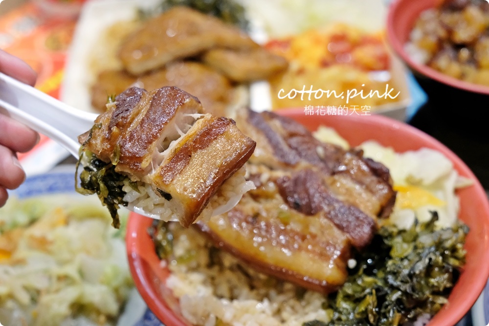 台中第一名爌肉飯店名超狂！店裡只賣三種口味便當～滿滿肥肉魯肉飯吃起來竟然不膩口！