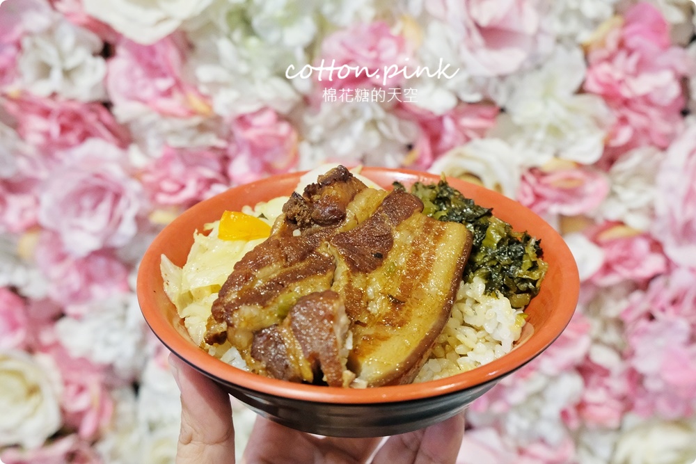 台中第一名爌肉飯店名超狂！店裡只賣三種口味便當～滿滿肥肉魯肉飯吃起來竟然不膩口！