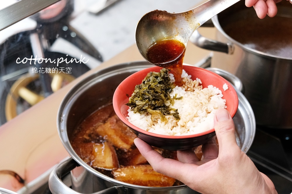 台中第一名爌肉飯店名超狂！店裡只賣三種口味便當～滿滿肥肉魯肉飯吃起來竟然不膩口！