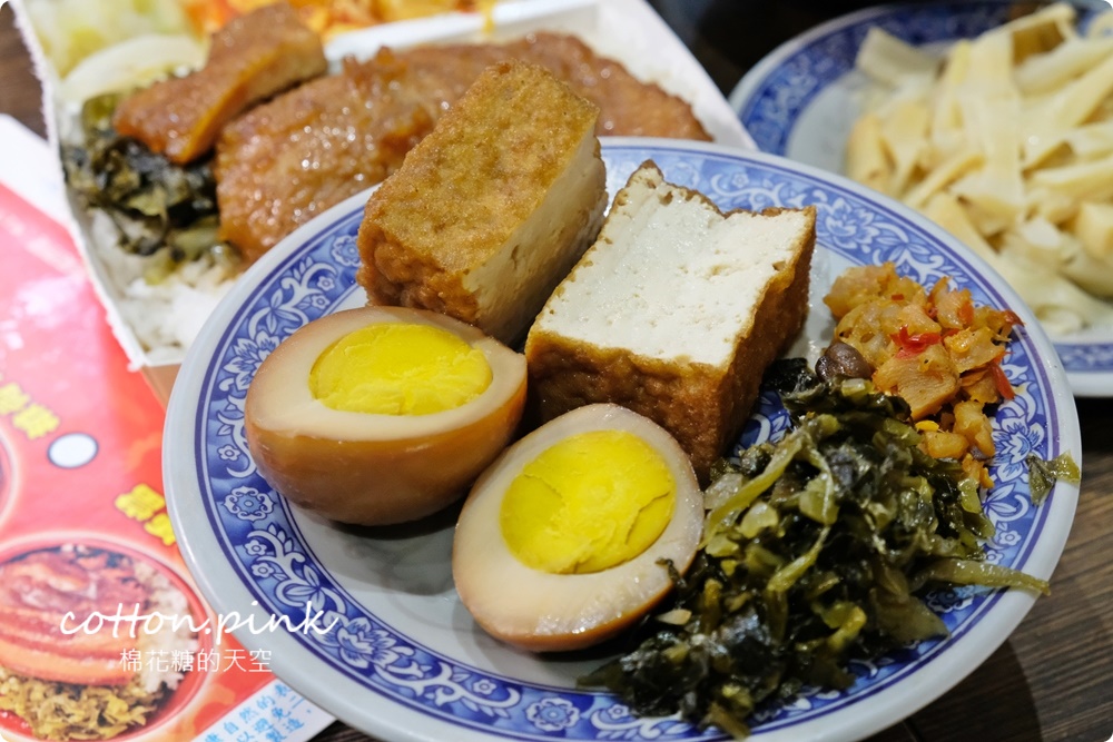 台中第一名爌肉飯店名超狂！店裡只賣三種口味便當～滿滿肥肉魯肉飯吃起來竟然不膩口！