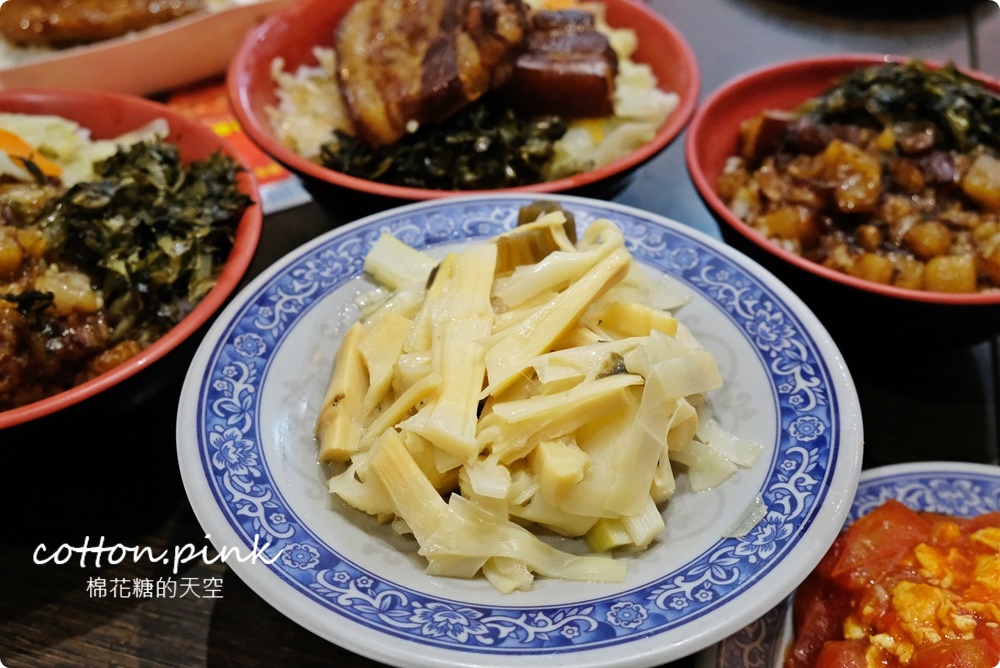 台中第一名爌肉飯店名超狂！店裡只賣三種口味便當～滿滿肥肉魯肉飯吃起來竟然不膩口！