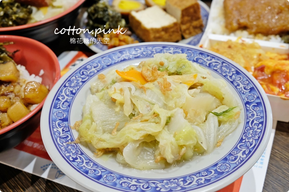 台中第一名爌肉飯店名超狂！店裡只賣三種口味便當～滿滿肥肉魯肉飯吃起來竟然不膩口！