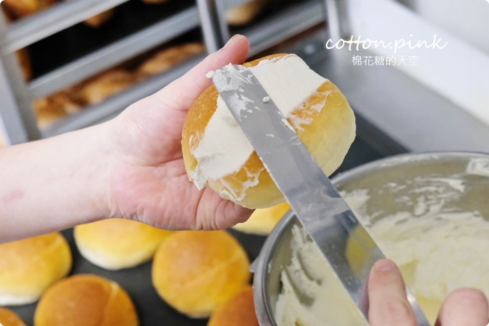 台中糖印麵包爆漿生乳包必吃推推！人氣肉桂捲沒預約買不到啊～