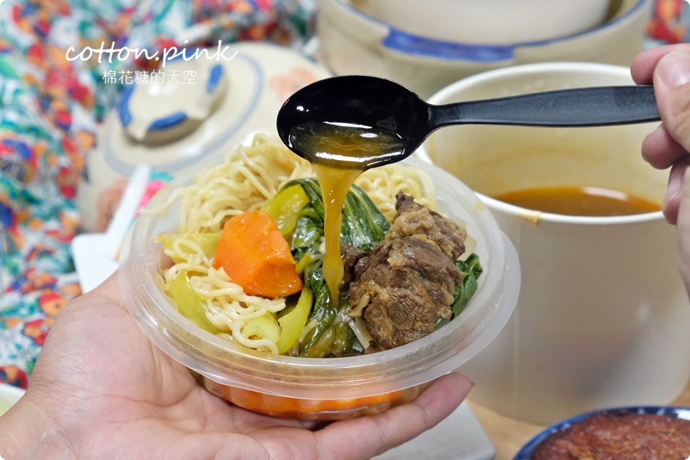 台中南屯嶺東週邊麻辣雙拼套餐外帶八折！吼吼妹麻辣麵舖牛肉麵、咖哩飯同步優惠中