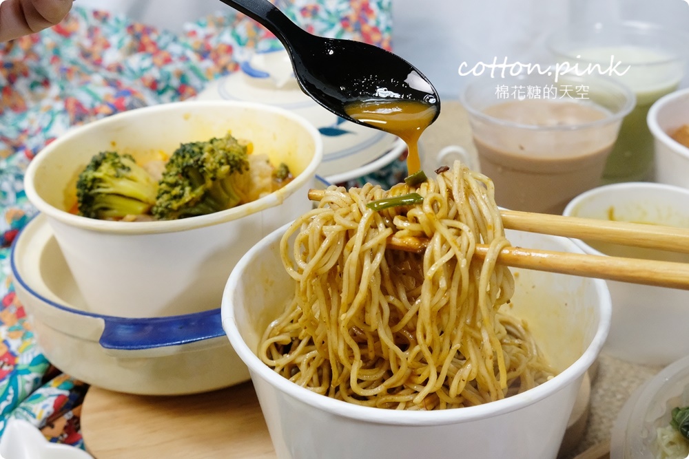 台中南屯嶺東週邊麻辣雙拼套餐外帶八折！吼吼妹麻辣麵舖牛肉麵、咖哩飯同步優惠中