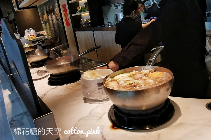 萬客什鍋獨享鍋198元還可搭配招牌炸蛋或鴨血，附送兩種水果超貼心～強烈建議提前訂